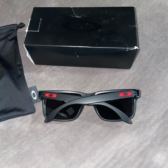 Oakley Holbrook 9102 Sunglasses. Matte Black Frames with Prizm Grey lenses - Picture 2 of 4